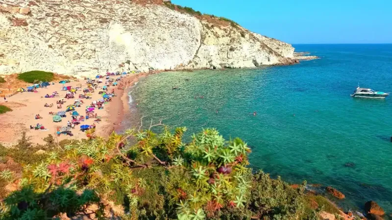 Maldivleri andıran bir suyu ve harika bir kumu var: İzmir'de kamp yapabileceğiniz gizli bir plaj