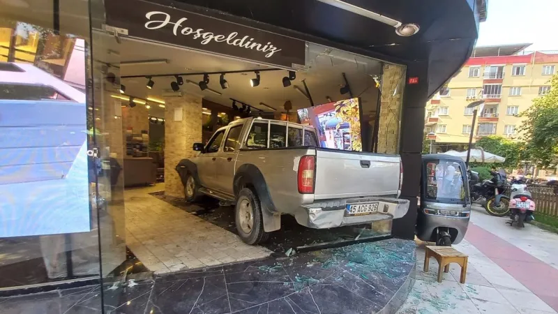 Manisa’da film gibi kaza: Pikap mobilya mağazasına daldı!