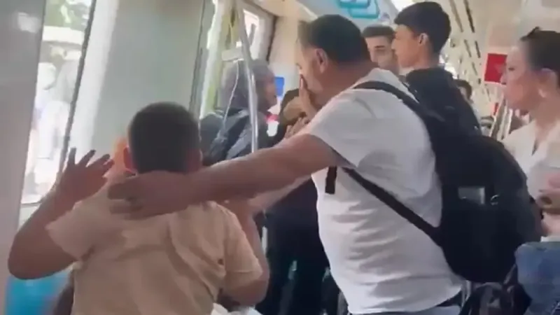 Marmaray'da yer verme tartışması: Çocuklarının yanında yumruk attılar