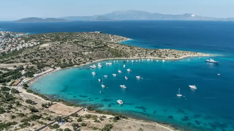 Masmavi cam gibi bir denizi var: İzmir'de yüzme bilmeyenler buraya gidiyor