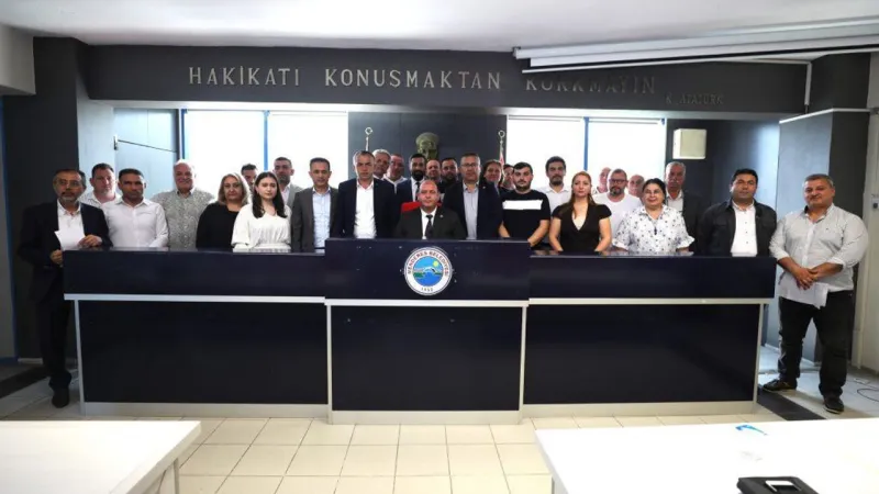 Menderes Belediyesi görüşme odasında: Gökan Zeybek, önce meclis üyeleri, sonra Başkan Çiçek’i dinledi!