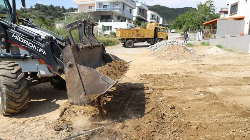 Menderes'in bozuk yolları tespit ediliyor, tek tek onarılıyor