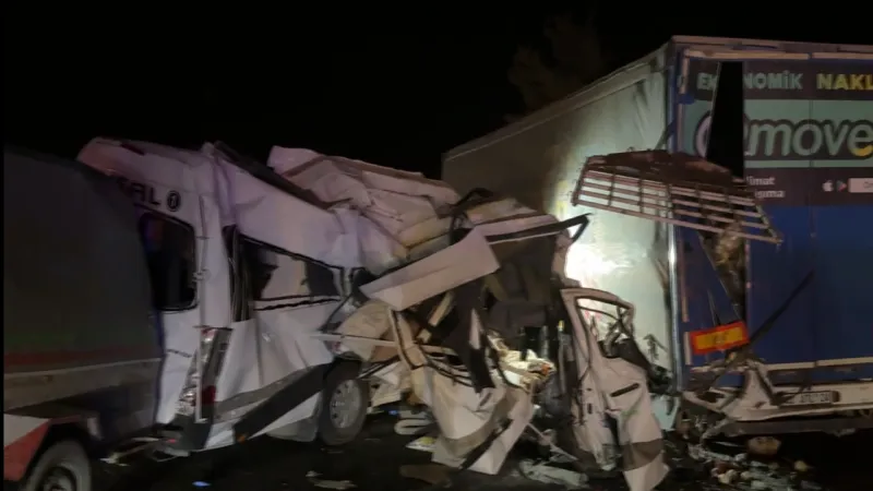 Mersin'de Korkunç Kaza! Minibüs Faciası: 3 Ölü, 16 Yaralı