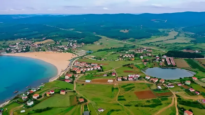 Ne Çeşme ne de Karaburun: Bu köyde sadece 696 kişi yaşıyor, hem göl hem deniz hem de kayalıkları ile ünlü