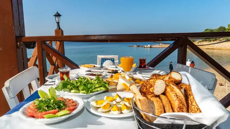 Ne Samos ne de Midilli: Çeşme'de turkuaz suyu ve uygun fiyatları ile dikkat çeken bir mekan