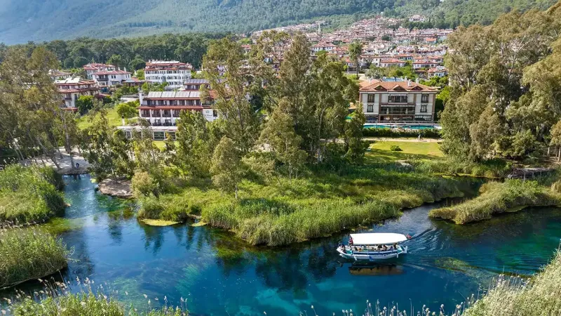 Ne Urla ne de Çeşme: Buz gibi akan nehri ve turkuaz renkli suyu ile tatilcilerin yeni gözdesi oldu
