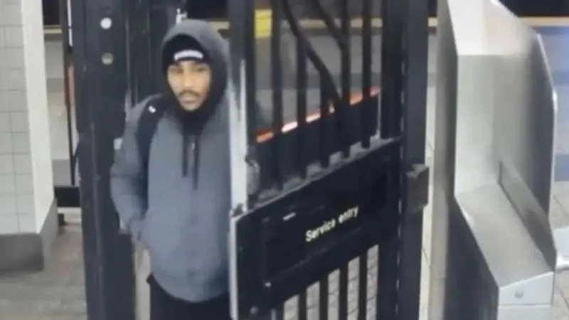 New York metrosunda dehşet: Uyuyan yolcuyu ateşe verdi