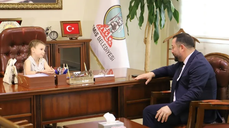 Ödemiş'te 23 Nisan Sürprizi! Başkanlık Koltuğu Minik Esila'nın