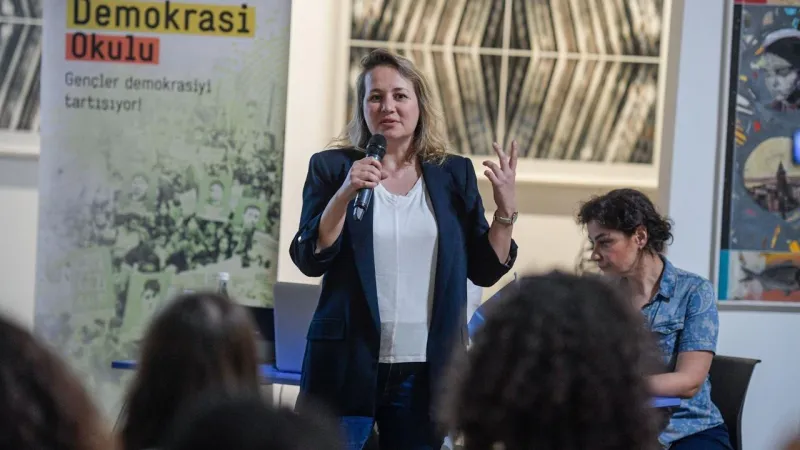 İzmir'de Demokrasi Okulu Açıldı! Gençler Adalet İçin Buluştu