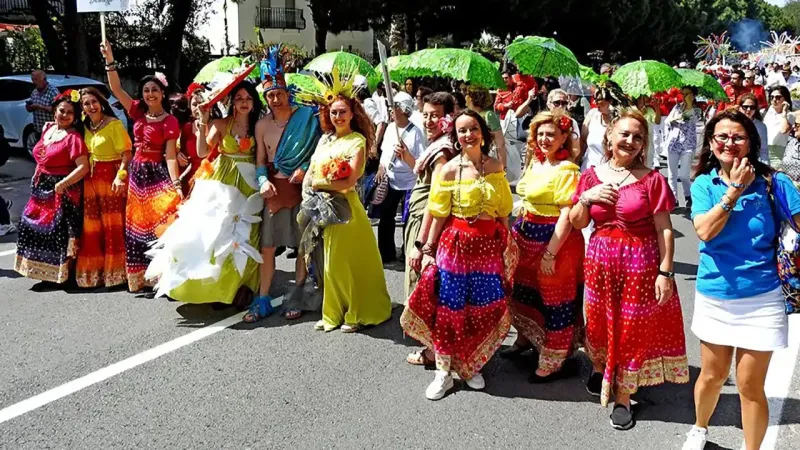 Alaçatı Ot Festivali Coşkusu: Renkli Kortej Göz Kamaştırdı!