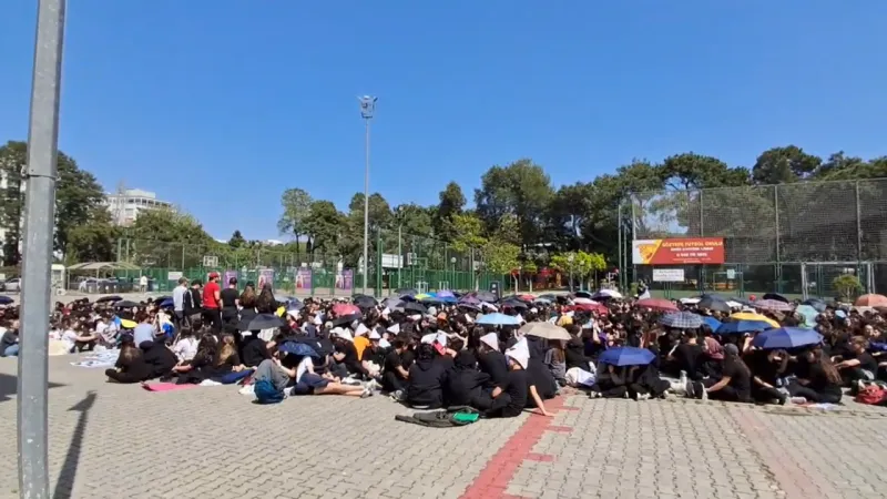 Atatürk Lisesi'nde Duygu Dolu Anlar: Öğretmenler Nerede?
