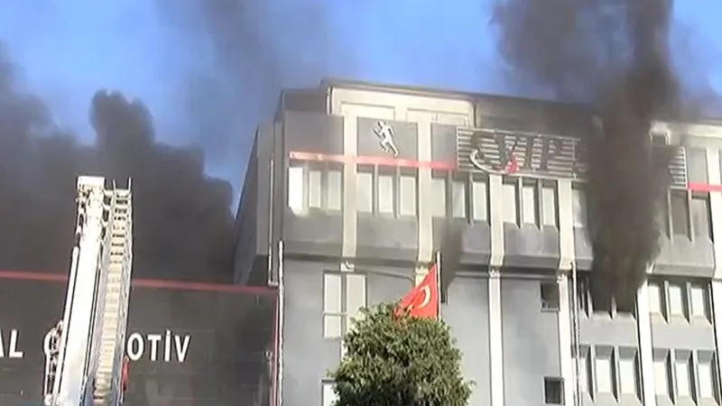 Bağcılar'da Korkunç Yangın! Fabrika Alevlere Teslim Oldu
