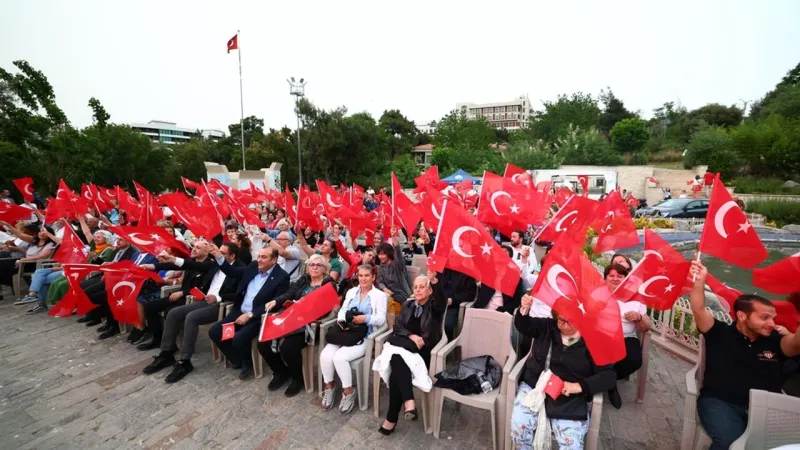 Balçova'da Yaşlılar Coştu! Dönem Sonu Şöleni Göz Kamaştırdı
