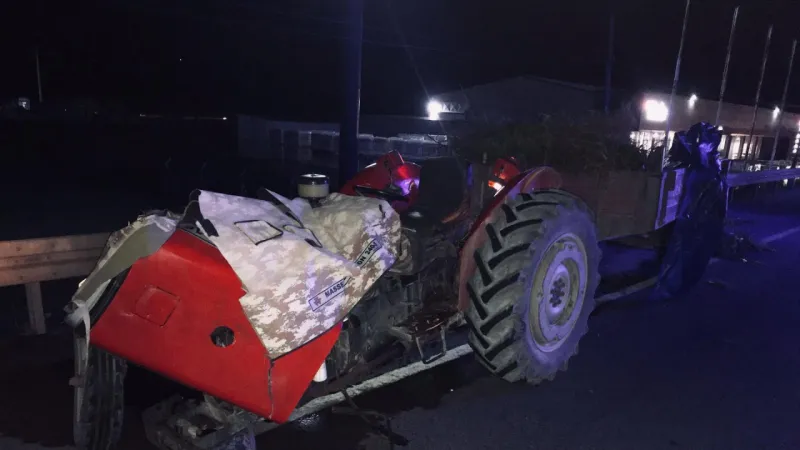 Balıkesir'de Korkunç Kaza! Otomobil Traktöre Çarptı: Ölü Var!