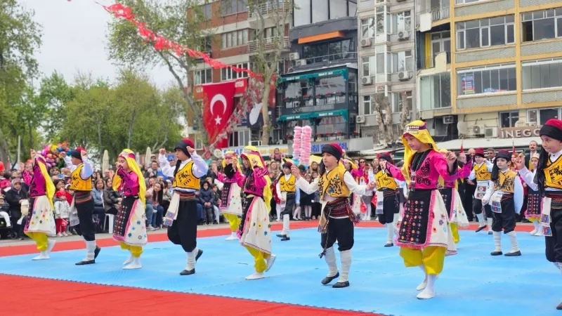 Bandırma'da 23 Nisan Coşkusu: Çocuklar Bayramı Şen Şakrak Kutladı!