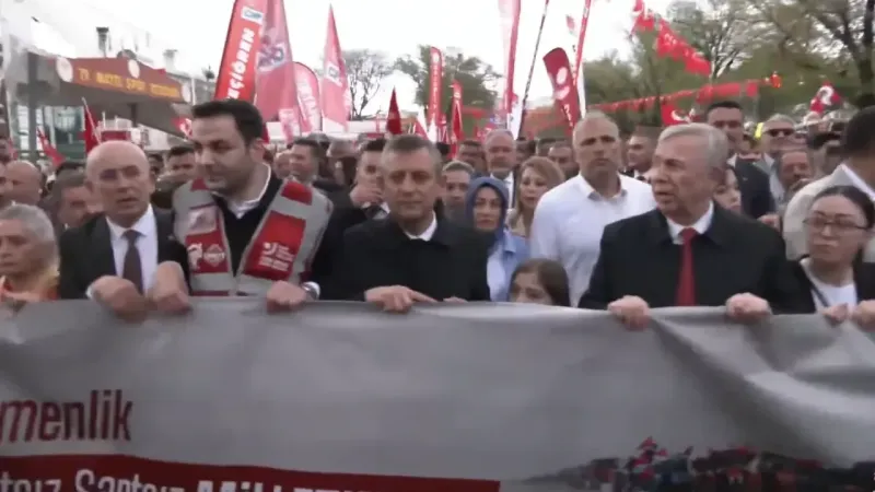 Özgür Özel'den Anıtkabir Yürüyüşü: Yasaklar Çiğnendi!