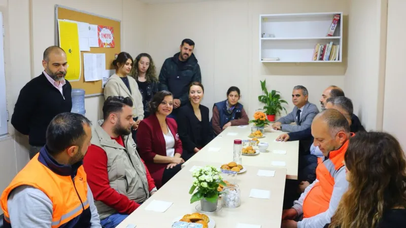 Başkan Kınay'dan Çalışanlara Moral Ziyareti! Karabağlar'da Neler Oluyor?