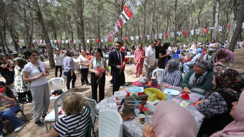 Bayraklı'da Anneler Günü Coşkusu! Başkan Önal'dan Annelere Özel Piknik