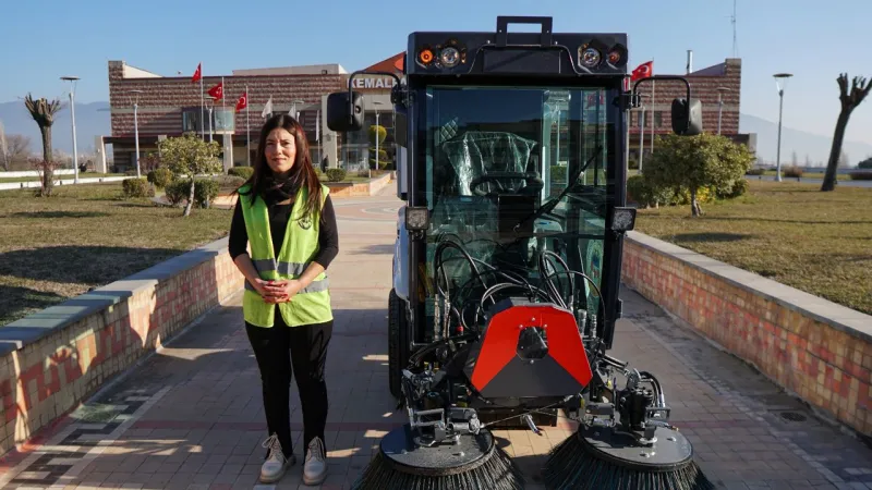 Kemalpaşa'da Temizlik Devrimi! Kadın Şoförler Yolları Süpürüyor