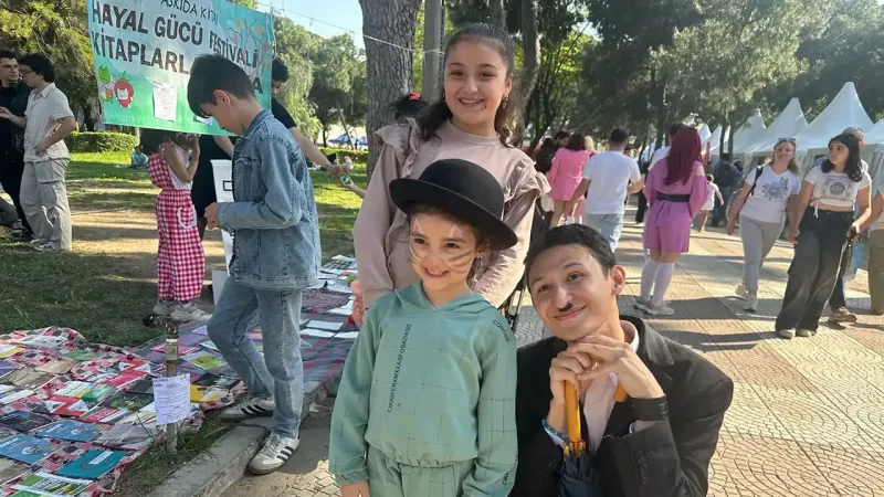 İzmir Kitap Fuarı'nda Öğrencilerden Kitaplı Dayanışma!