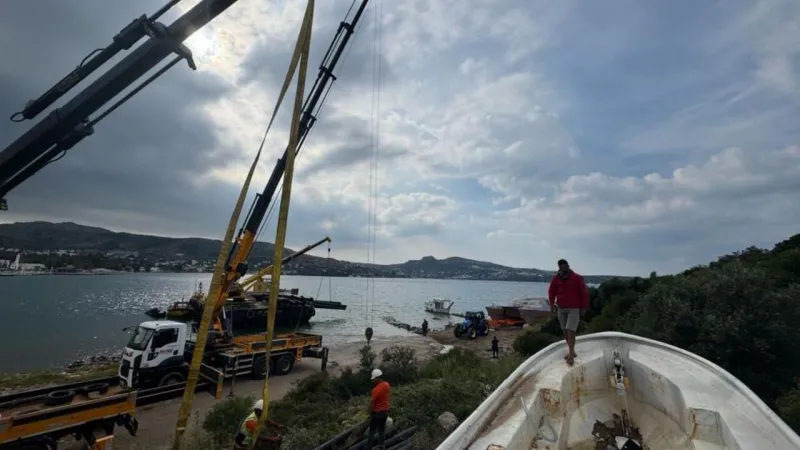 Bodrum'da Terk Edilmiş Tekne Kabusu Bitti! İşte O Operasyon