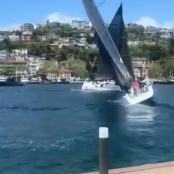 İstanbul'da Deprem Anı! Boğaz'da Yelkenli Neden Yan Yattı?