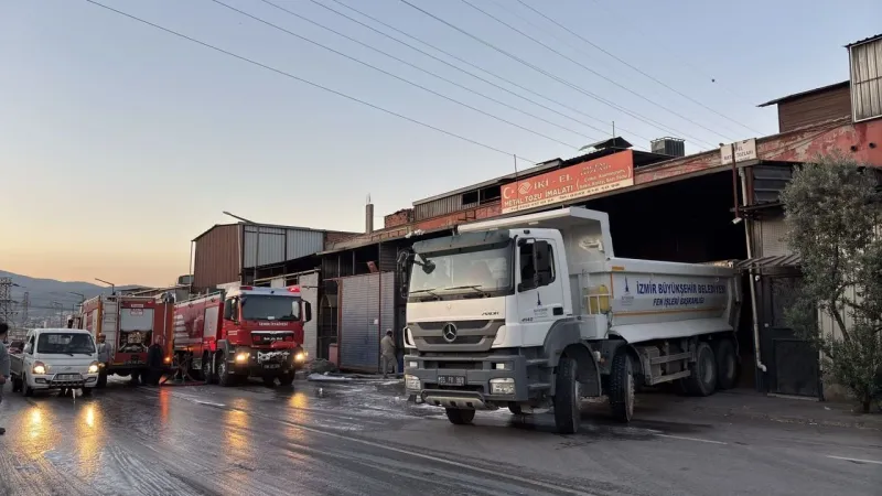 Bornova'da Korkutan Yangın! Geri Dönüşüm Tesisi Alevlere Teslim Oldu