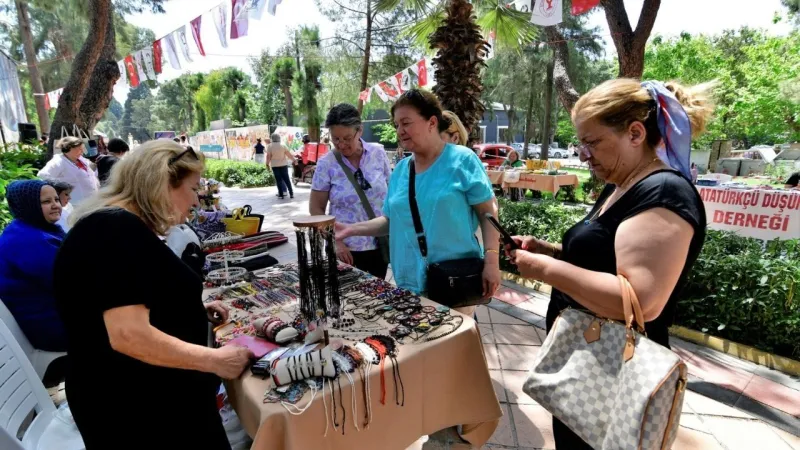 Bornova'da El Emeği Şöleni! Anneler Günü Sergisi Açıldı