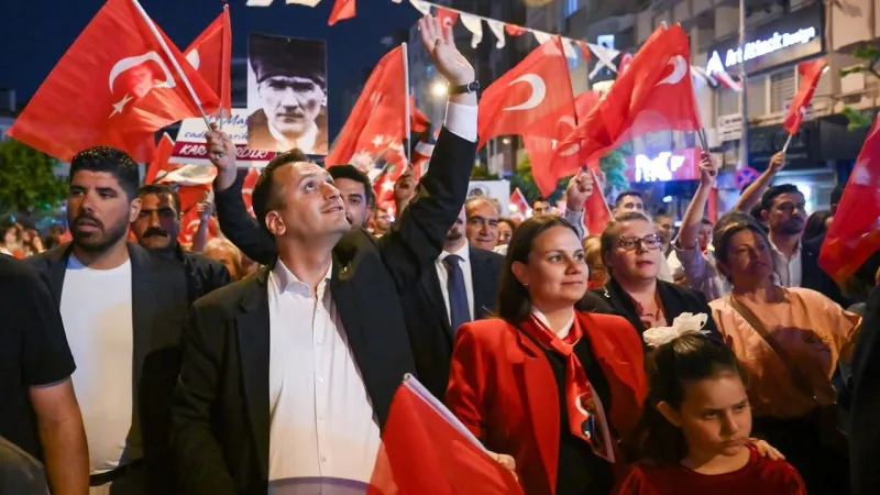 Bornova'da Gençlik Coşkusu! Cumhuriyet Yürüyüşü ve Seksendört Konseri