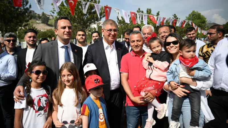 Bornova'da 23 Nisan Coşkusu! Başkanlar Çocuklarla Eğlendi