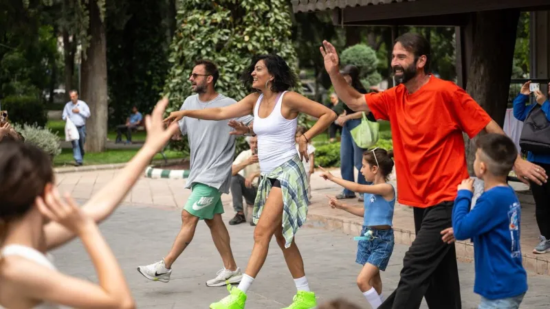 Bornova'da Anneler Günü Şöleni! Yoga ve Dans ile Kutlama