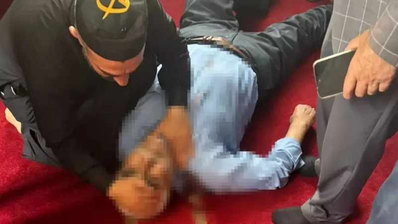 Cami'de Kanlı Saldırı! Namaz Kılan Adam Bıçaklandı