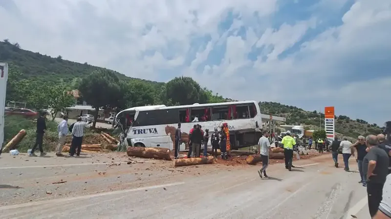 Çanakkale'de Kan Donduran Kaza: 6 Ölü! Otobüs, Kamyon ve Otomobil Bir Arada!