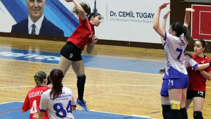 İzmir Hentbol Şoku! Büyükşehir Yenimahalle'ye Boyun Eğdi
