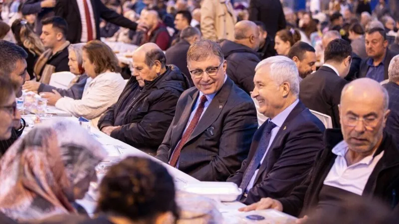 Cemil Tugay Kemalpaşa'da iftar sofrasında birlik mesajı verdi