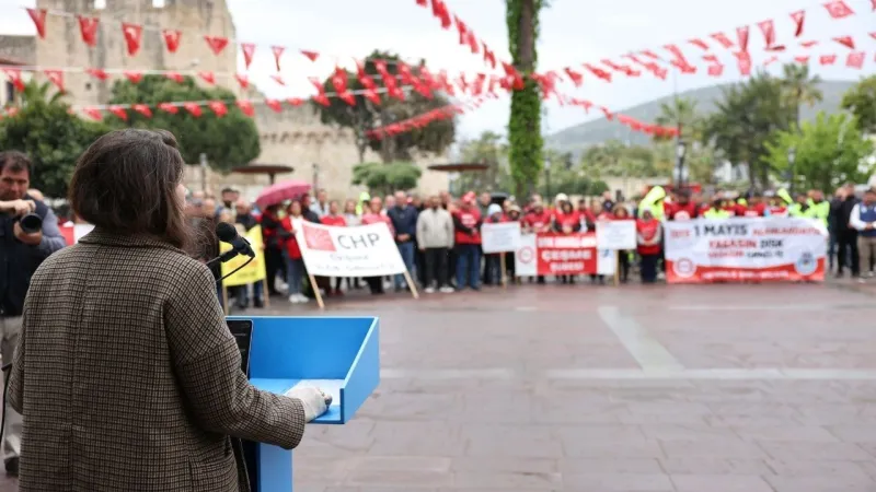 Çeşme'de 1 Mayıs Coşkusu: Başkan Denizli'den Özgürlük Vurgusu!