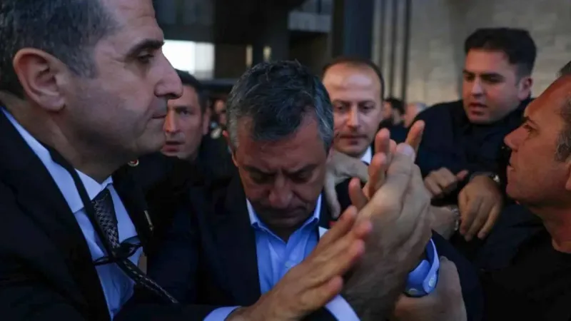 Özgür Özel'e Saldırı! CHP Gençlik Kolları'ndan Kritik Çağrı