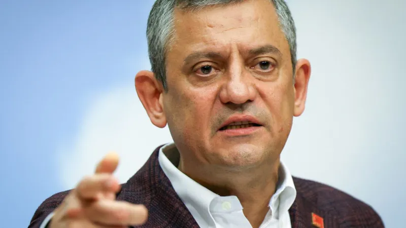 Özgür Özel'e Cenaze Çıkışı Saldırı! Siyasi Tepkiler Çığ Gibi Büyüyor