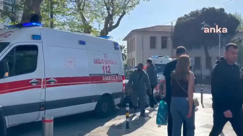 CHP Standında Şarkı Söyleyen Gence Saldırı! Kadıköy'de Neler Oldu?