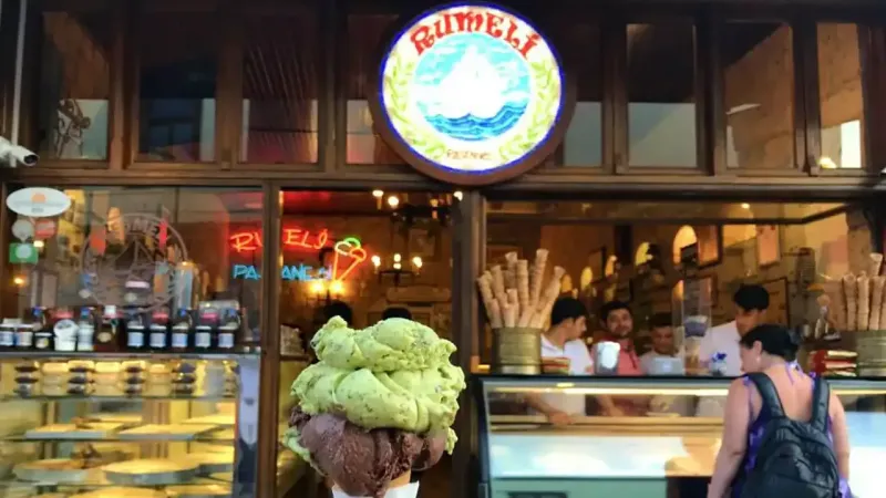 Çeşme'nin Sırrı: 80 Yıllık Damla Sakızlı Dondurma Efsanesi!