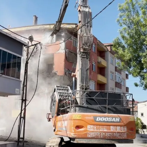 Sancaktepe'de Deprem Yıkımı! O Bina Kontrollü Yıkıldı!