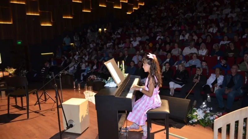 Dikili'de Minik Yıldızlardan Unutulmaz Müzik Şöleni!