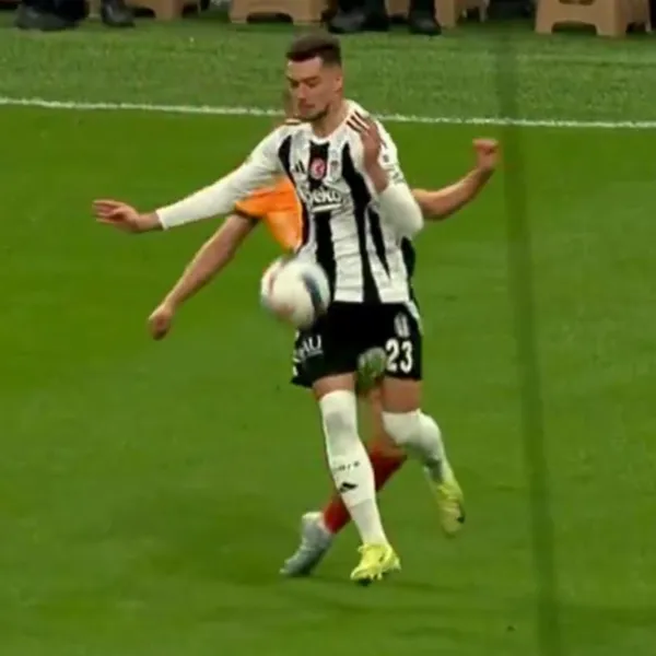 Galatasaray'da Frankowski'ye kırmızı kart şoku! VAR kararı neydi