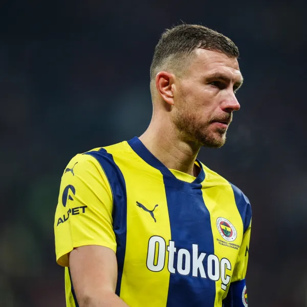 Dzeko'dan Bomba Paylaşım! Fenerbahçe'de Neler Oluyor?