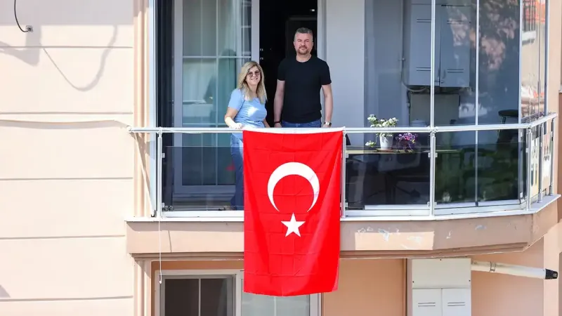 İmamoğlu'nun Çağrısı Buca'da Yankı Buldu! Bayraklar Asılıyor