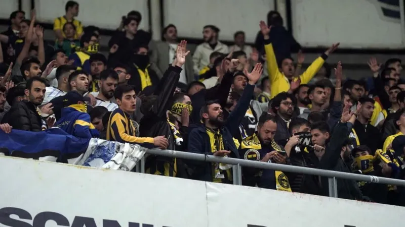 Fenerbahçe'de Şok! Taraftar İsyan Etti, "Yönetim İstifa" Sloganları