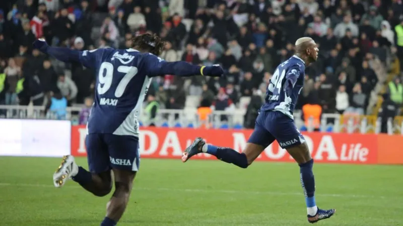 Fenerbahçe Sivas'ı Deplasmanda Vurdu! 3-1'lik Zafer