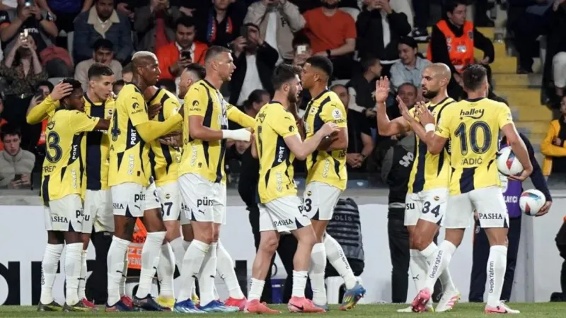 Fener Coştu! Başakşehir'i 4-1'le Geçti, Şampiyonluk Umudu Sürüyor!
