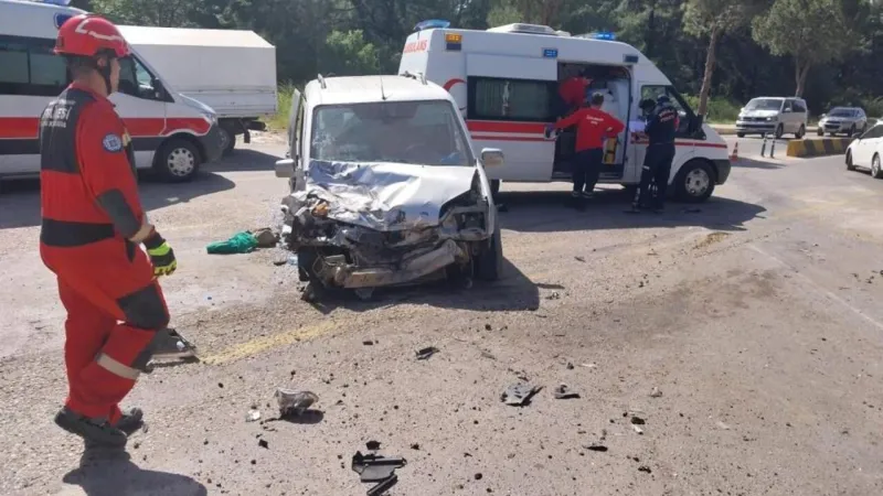 Fethiye'de Kamyonet Kazası! Ovacık Karıştı, 2 Yaralı