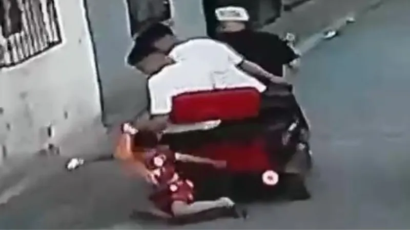 Galatasaraylı Çocuğa Şok Şaka! Sürüklediler, Gözaltına Alındılar!
